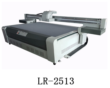 LR-2513通常我們也稱為萬能打印機，他是根據(jù)國際標準尺寸而來，加上這種uv機器不收材質約束，差不多什么都可以打印，通常我們也稱之為萬能打印機